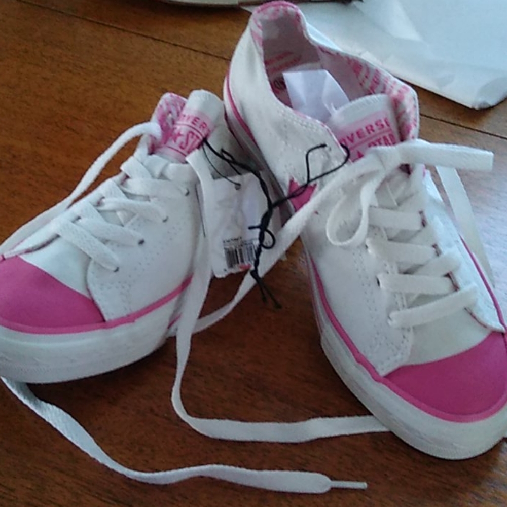Converse  white with pink shoes size 5 1/2. Without Tags..worn once.